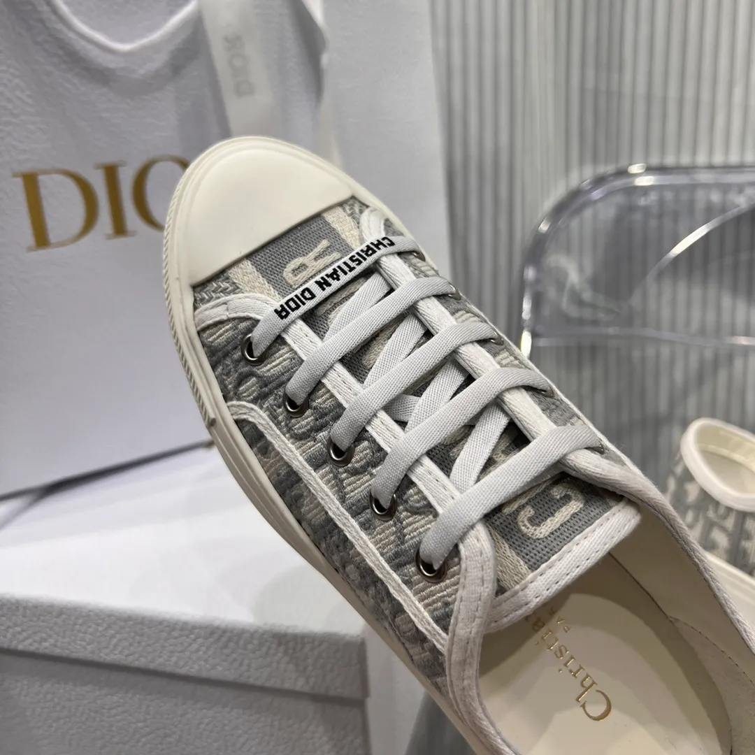 Factory direct sales 240👟👟 Women's shoes Women's clothing (top purchasing quality➕full package) Dior Dior classic casual shoes small cloth shoes with the latest color embroidery and color-blocking embroidery, super layered. Every detail is one to one. The tongue and shoelaces are embellished with "Christian Dior logo, soles and Mr. Dior's favorite lucky star. Original molded outsole🌟Original cover style high-end customization! Material: All upper materials are original and customized, 3D electric embroidered three-dimensional cloth surface, inner sheepskin and cowhide feet, footrests are one-piece latex molding, top T factory direct sales U original outsole, size: 35–42 customized 41 42